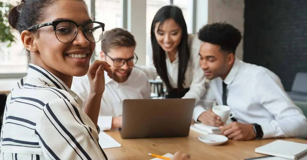 Equipe diversa em treinamento sobre racismo e inclusão no trabalho